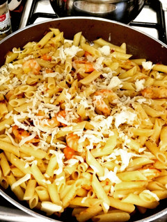 Una foto de Macarrones con gambas