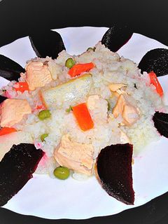 Una foto de Arroz con pechuga de pollo y remolacha