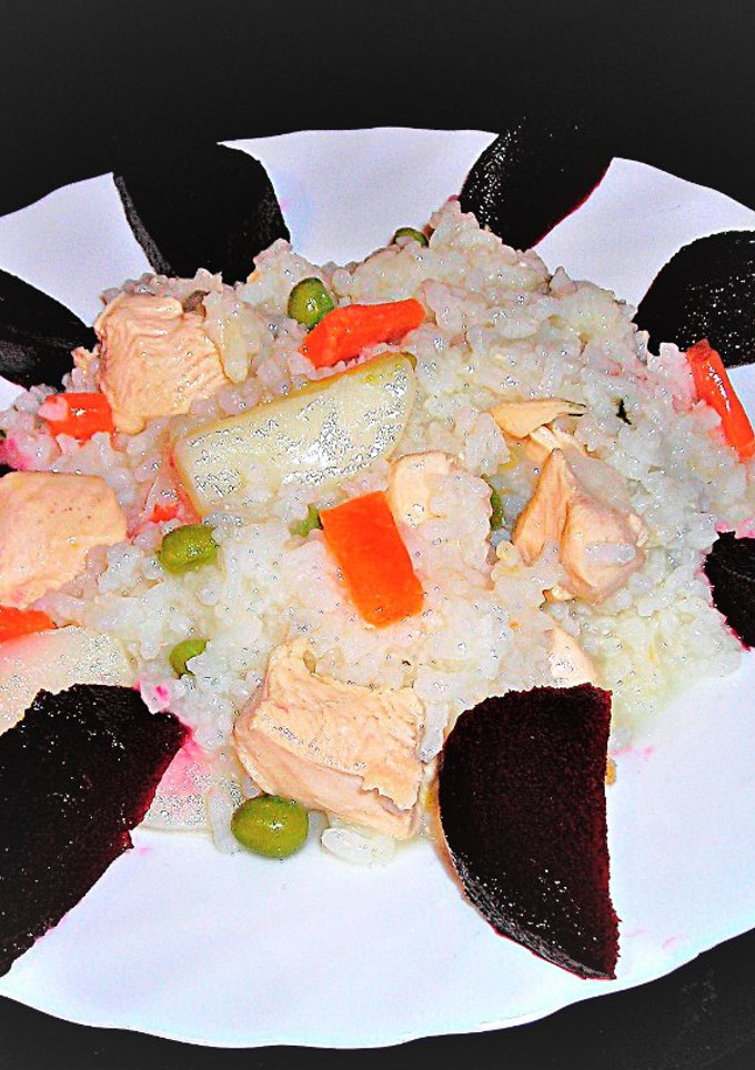 Una foto de Arroz con pechuga de pollo y remolacha