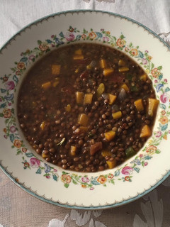 Una foto de Sopa de lentejas con romero