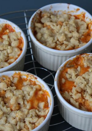 Une photo de Crumble salé tomate, feta & basilic sans gluten