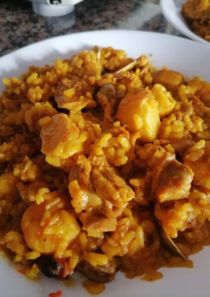 Una foto de Paella de pollo y marisco XXL (Thermomix)