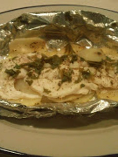 Una foto de Pescado empapelado con papas