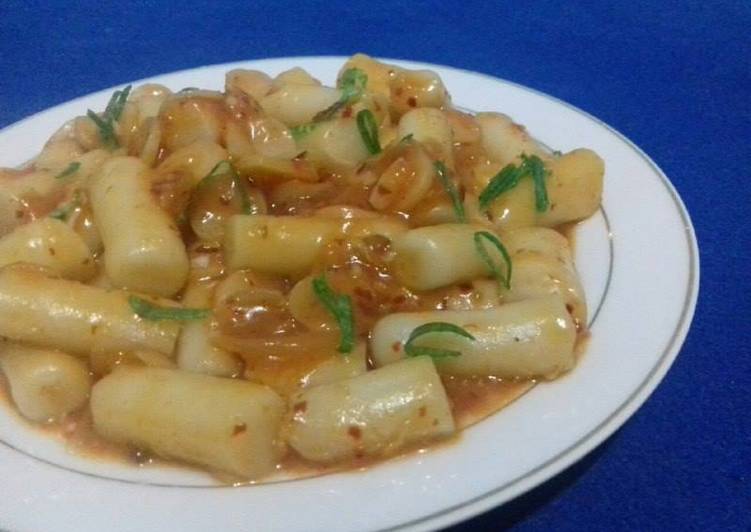 Langkah Mudah untuk Membuat Tteokbokki (Kue Beras Pedas Manis Korea) yang Enak Banget