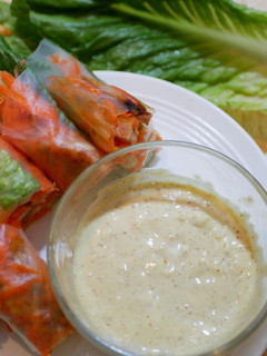 A picture of สลัดโรลไส้ไก่ + ซอสน้ำผึ้งมัสตาร์ด.