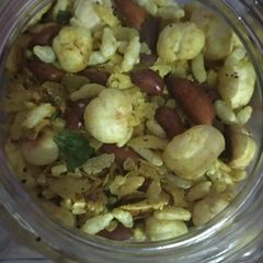 A picture of Khatti meethi bhujiya.
