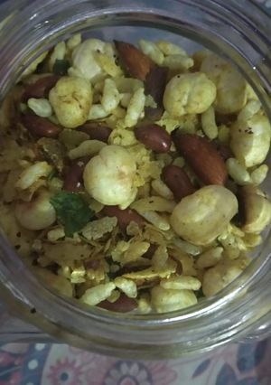 A picture of Khatti meethi bhujiya.