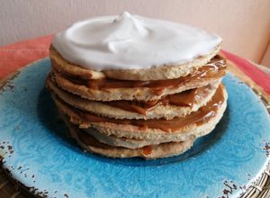 Una foto de Torta rogel. Torta alfajor. Torta milhojas