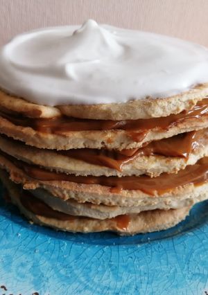 Una foto de Torta rogel. Torta alfajor. Torta milhojas