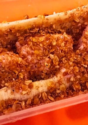 Una foto de Helado de yogur con banana y granola fresco y saludable