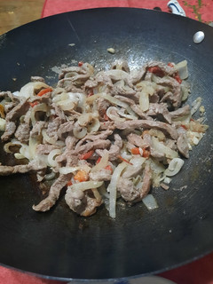 Una foto de Salteado de carne al wok