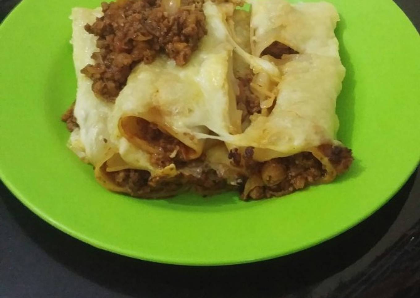 Lasagna rolls coated with cheese