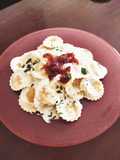 Raviolis mozzarella, salsa de queso azul y cebolla caramelizada
