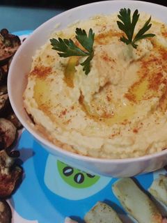 Una foto de Hummus fácil con hojuelas de berenjenas