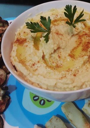 Una foto de Hummus fácil con hojuelas de berenjenas
