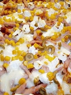 Sonkás-fetás-olívás pizza🍕 recept fotója