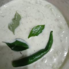 A picture of Green raita with cucumber.