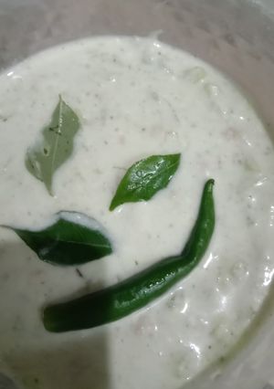 A picture of Green raita with cucumber.