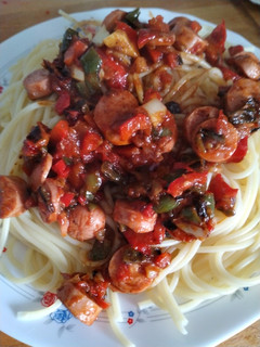Una foto de Spaghetti con pimiento y salchichas