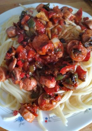 Una foto de Spaghetti con pimiento y salchichas