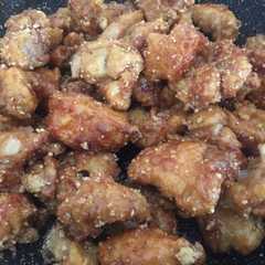 Una foto de Pollo frito coreano con salsa soja(간장치킨)