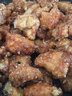 Una foto de Pollo frito coreano con salsa soja(간장치킨)