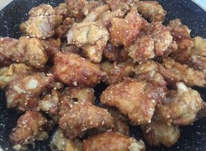 Foto principal de Pollo frito coreano con salsa soja(간장치킨)