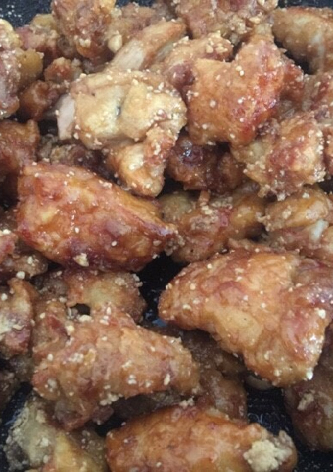 Una foto de Pollo frito coreano con salsa soja(간장치킨)