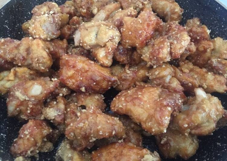 Pollo frito coreano con salsa soja(간장치킨)