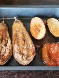 Una foto de Berenjenas, patatas y pimientos al horno