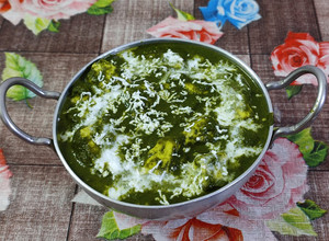 A picture of Palak paneer.