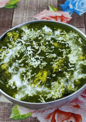 A picture of Palak paneer.