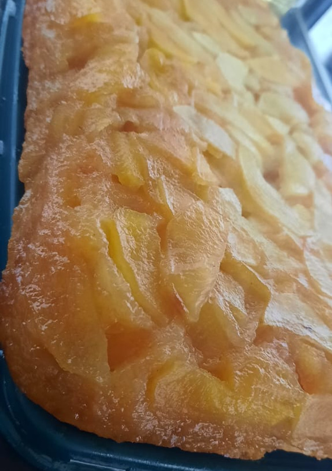 Una foto de Torta invertida de manzanas económica y fácil