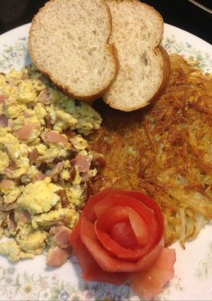 Una foto de Huevos revueltos con tocino y jamón