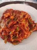 Fideos con tomate, verduras y setas