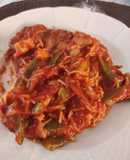Fideos con tomate, verduras y setas