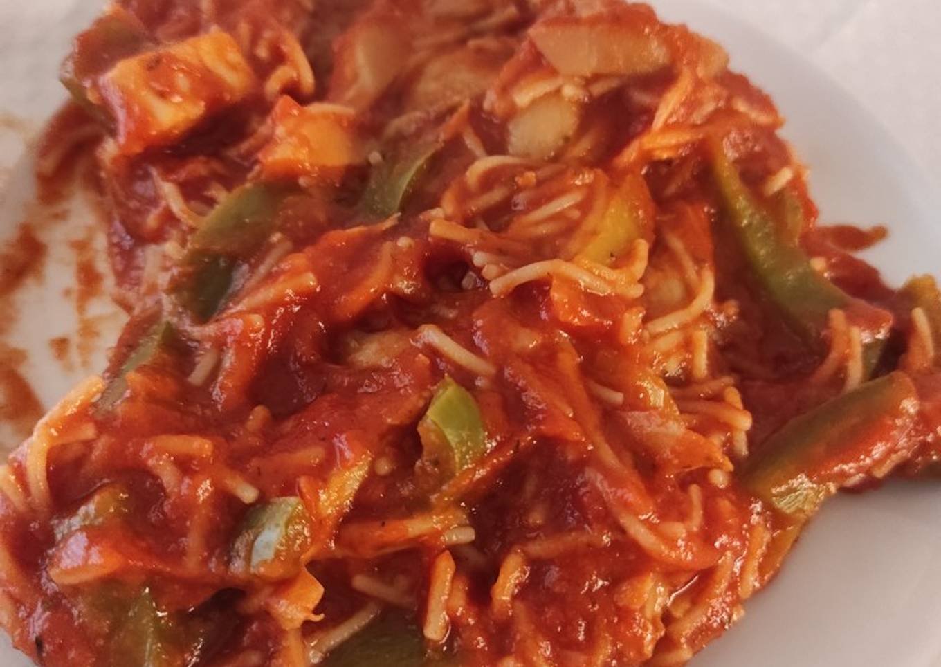 Fideos con tomate, verduras y setas