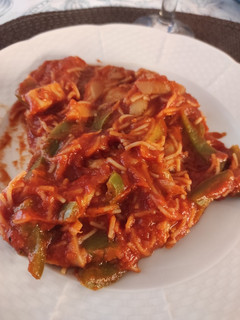 Una foto de Fideos con tomate, verduras y setas