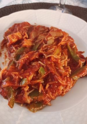 Una foto de Fideos con tomate, verduras y setas