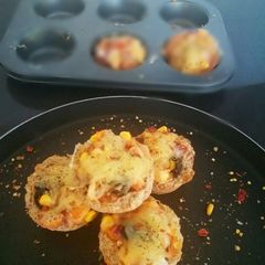 A picture of Bread Piza cups.