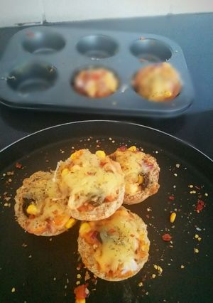 A picture of Bread Piza cups.