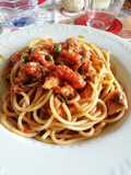 Spaghettoni con salsa di pomodoro e tonno in scatola
