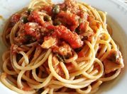 Una foto di spaghetti con tonno capperi