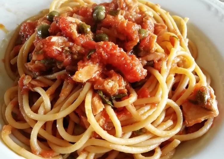 Spaghettoni con salsa di pomodoro e tonno in scatola