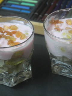 Una foto de Peras con yogurt y frutas escarchadas