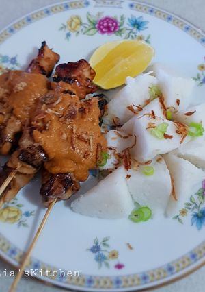 A picture of Sate Ayam (Chicken Satay With Peanut Sauce).