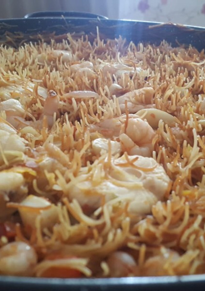 Una foto de Fideuá de rape y gambas