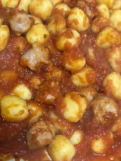 Una foto de Gnocchi con salsa de tomate y salchichas frescas, para peques