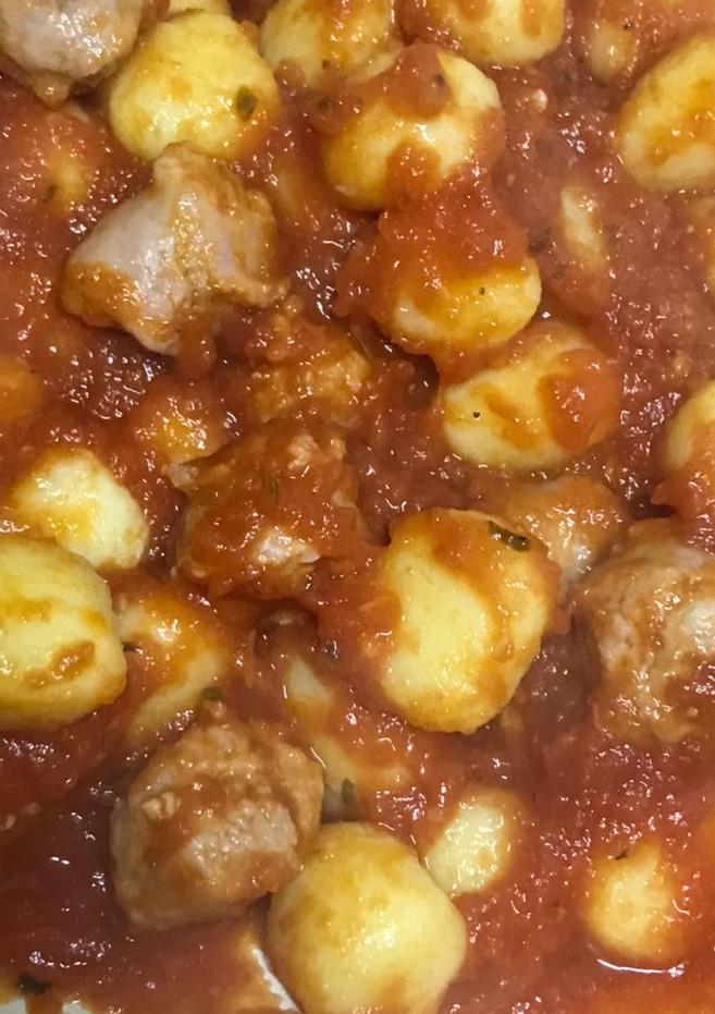 Una foto de Gnocchi con salsa de tomate y salchichas frescas, para peques