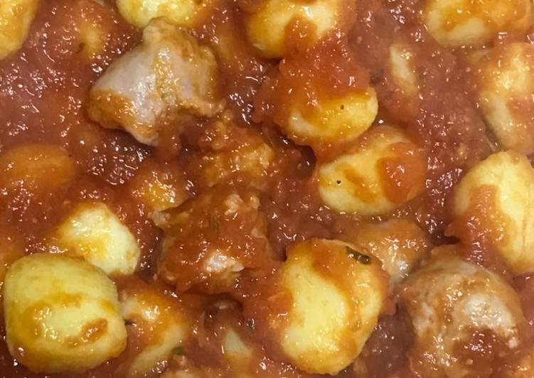 Gnocchi con salsa de tomate y salchichas, para peques